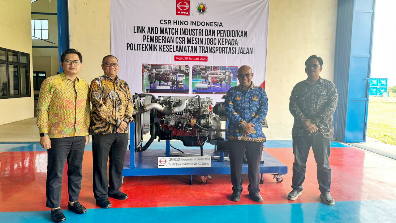Perkuat Sinergi, Hino Dorong Link and Match Industri – Pendidikan  Lewat CSR Mesin J08C ke PKTJ