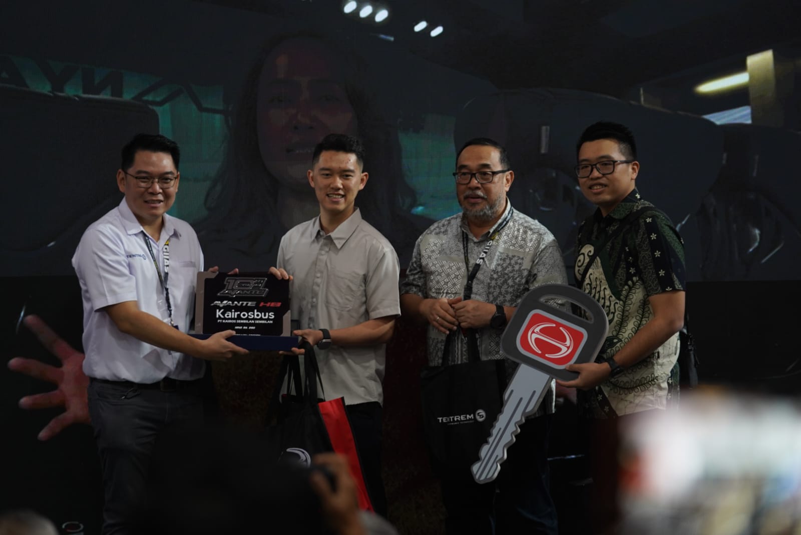 Serah Terima Bus Hino Warnai GIIAS 2026,  PO Efisiensi dan PO Kairos Percayakan Armada Barunya kepada Hino