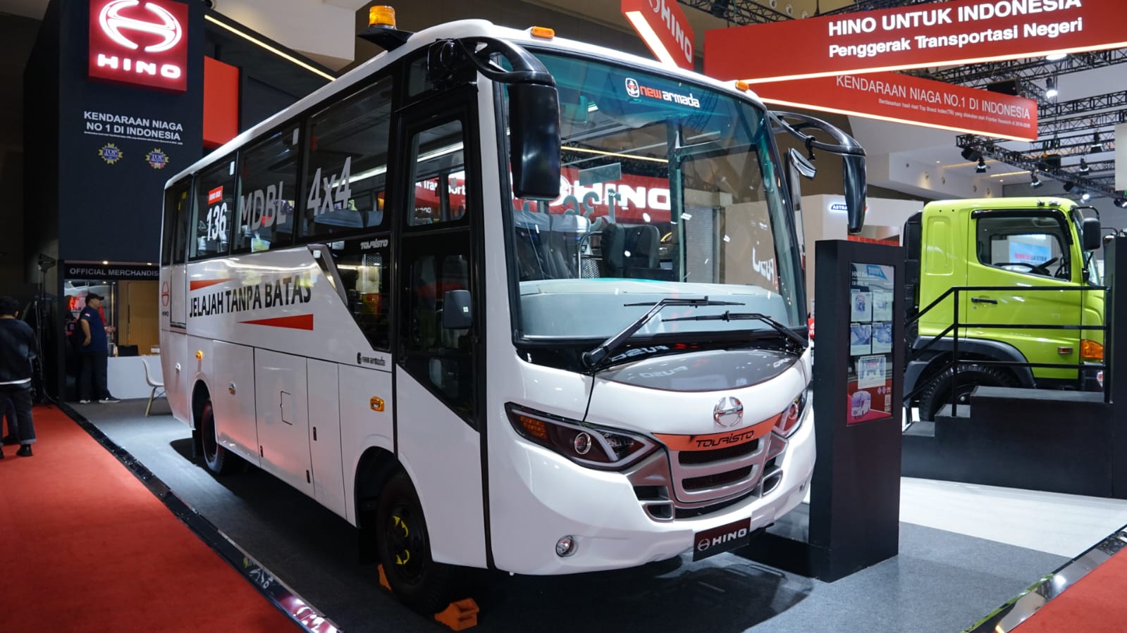 Hino Luncurkan Bus 4x4 Terbaru untuk Operasional Medan Berat  di GIICOMVEC 2026