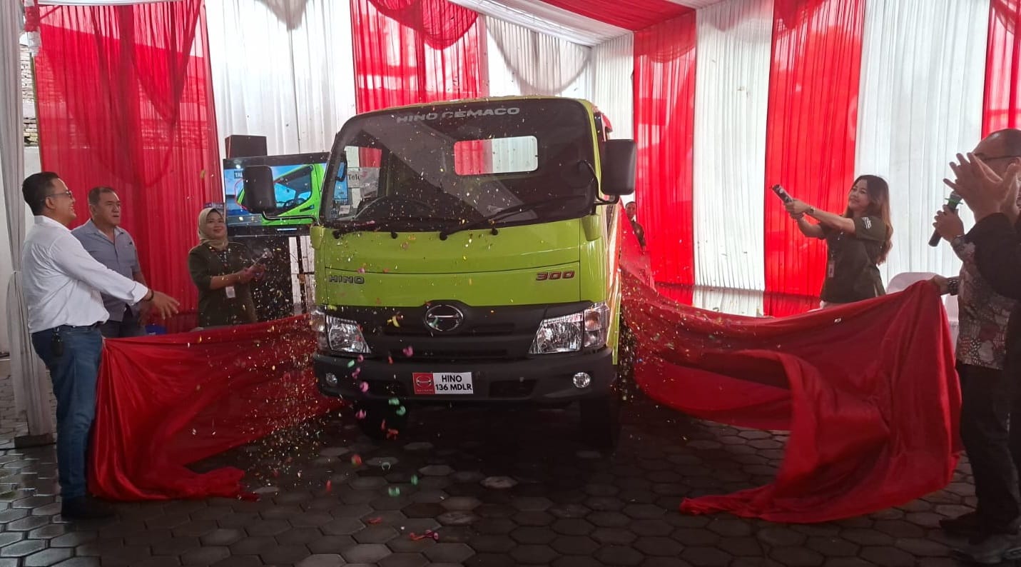 Menjawab Kebutuhan Logistik Jawa Tengah,  Hino300 – 136 MDLR Resmi Hadir di Solo dan Semarang